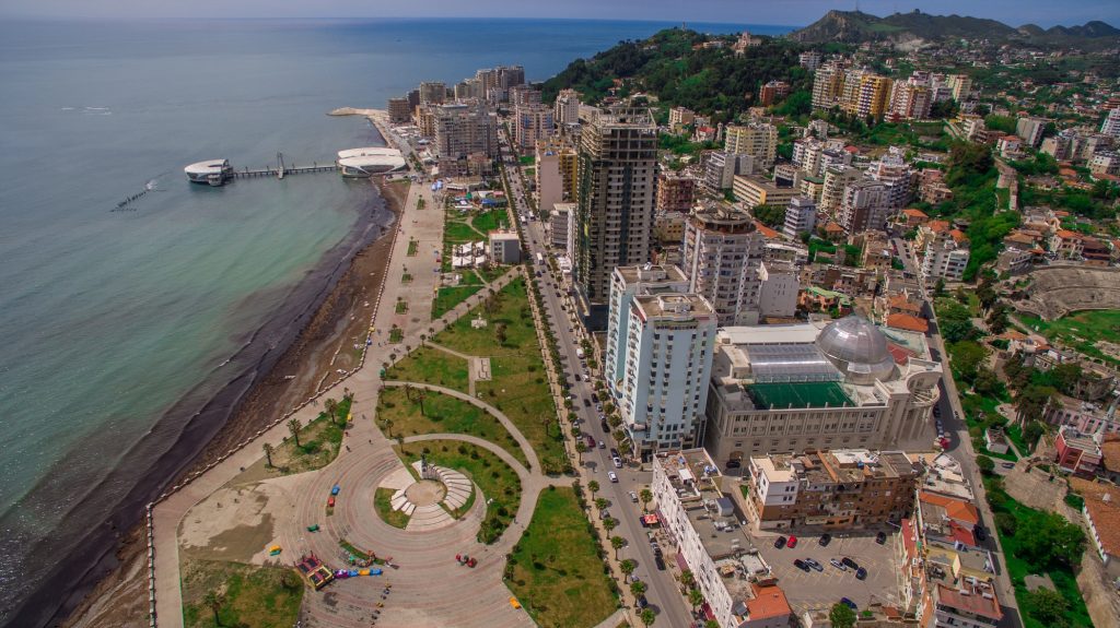 Pamje panoramike e plazhit dhe bregdetit për parashikimin e moti në Durrës